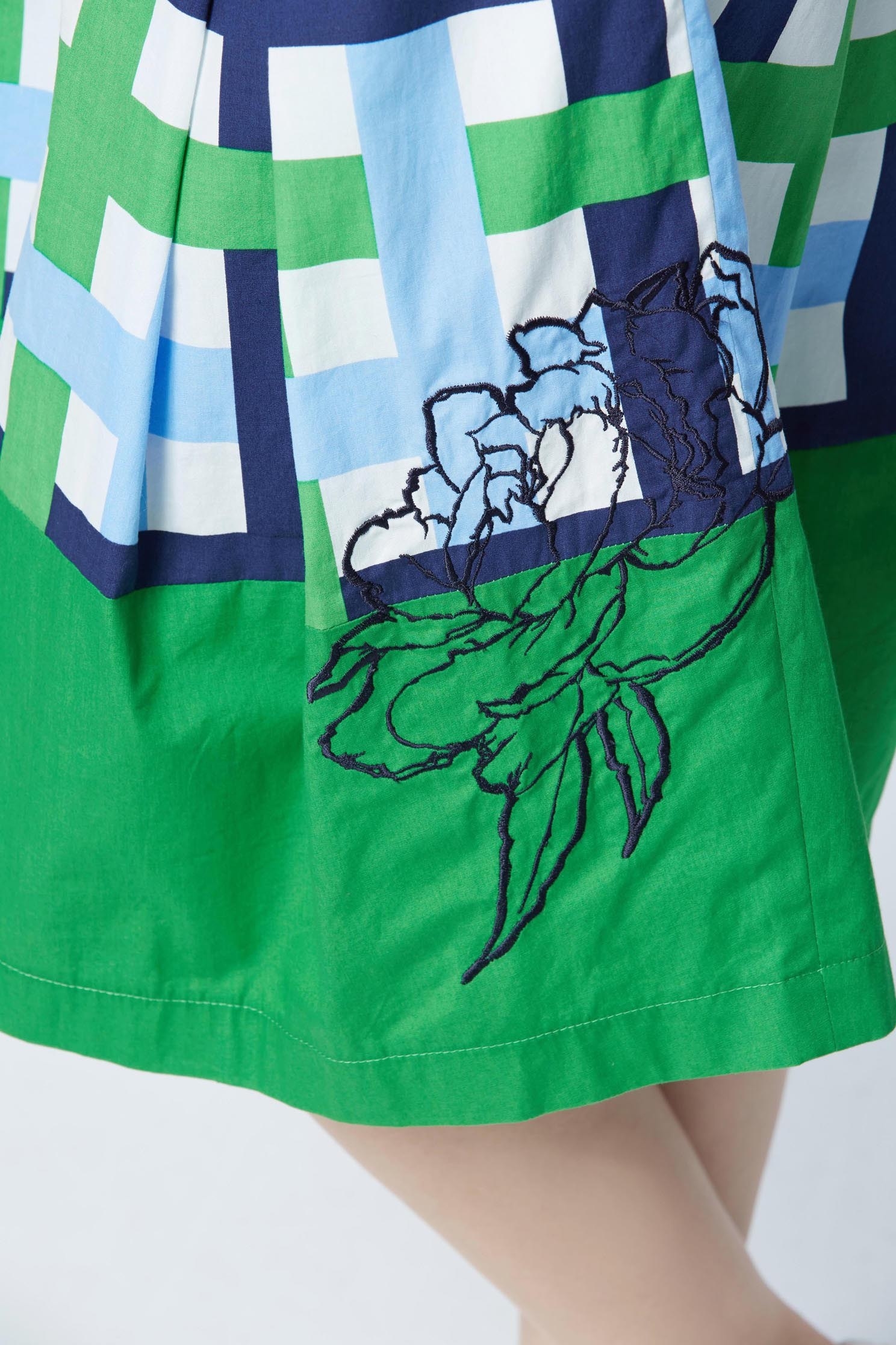春夏藍綠撞色綁帶傘擺女人設計中長裙春夏藍綠撞色綁帶傘擺女人設計中長裙,春夏穿搭,格紋,長裙