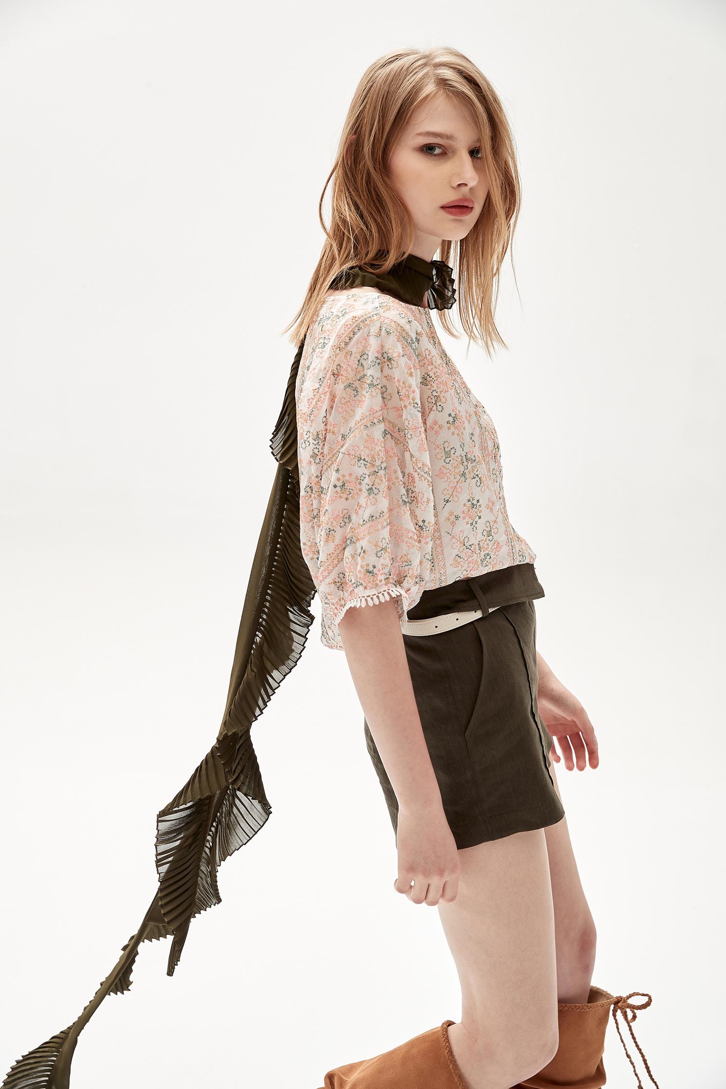 Darted waist cotton and linen shorts,Shorts,Season (AW) Look,Belts