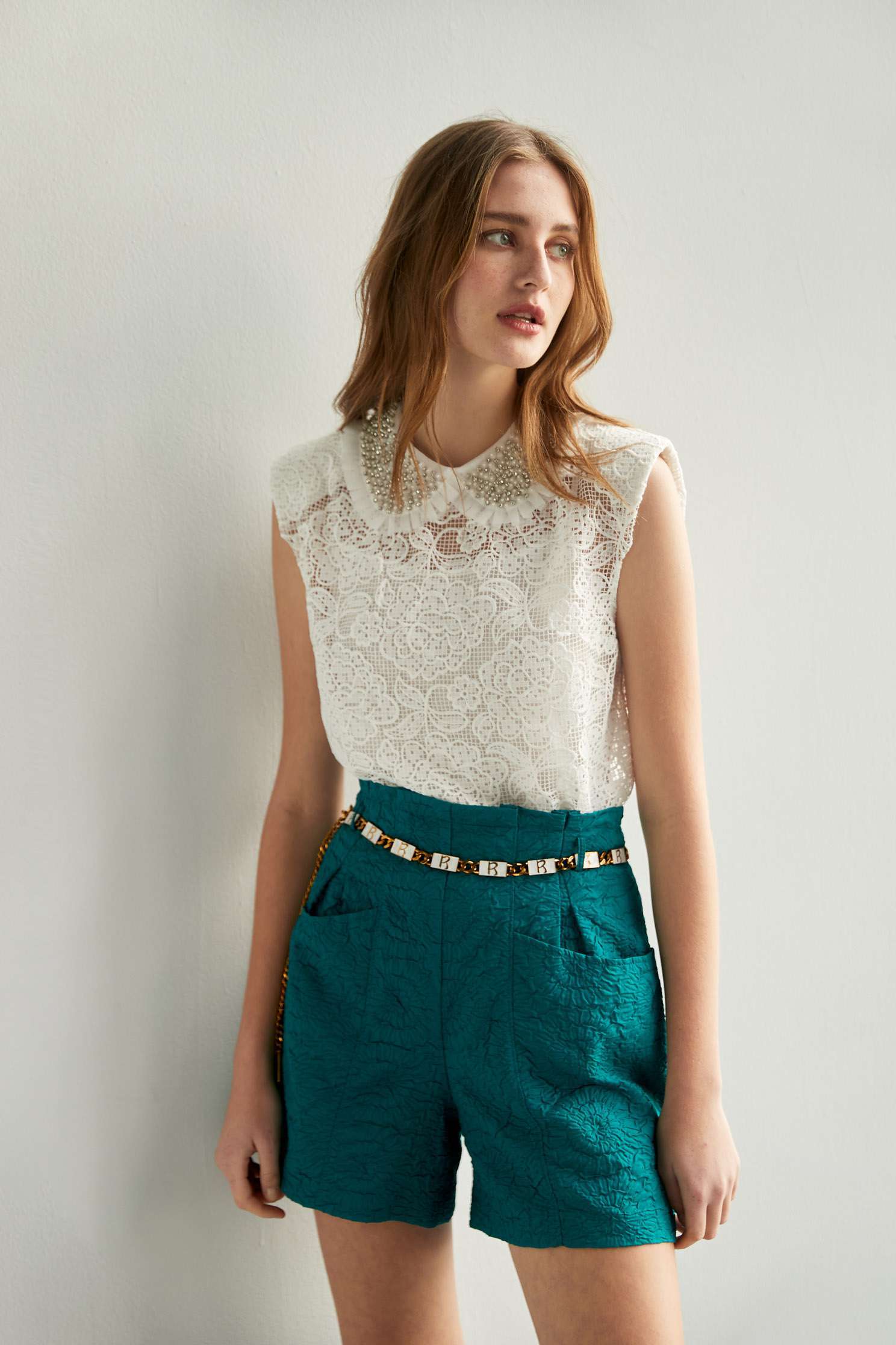 Lace vest-style top with floral embroidery,sleeveless tops,Tops,Embroidered,Season (SS) Look,Sleeveless tops,sleeveless tops,White tops,White tops,Embroidered,sleeveless tops,Lace
