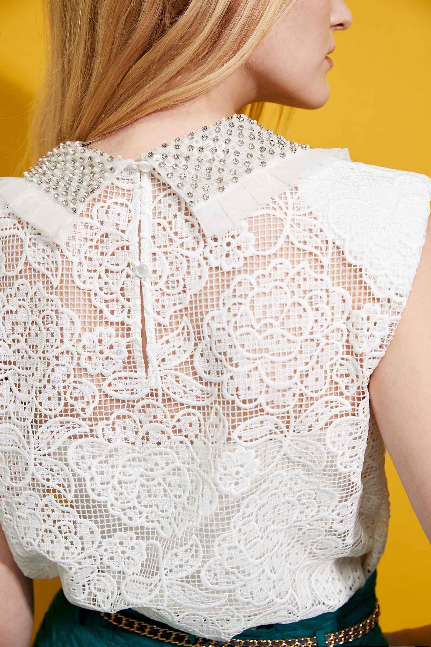 Lace vest-style top with floral embroidery,sleeveless tops,Tops,Embroidered,Season (SS) Look,Sleeveless tops,sleeveless tops,White tops,White tops,Embroidered,sleeveless tops,Lace