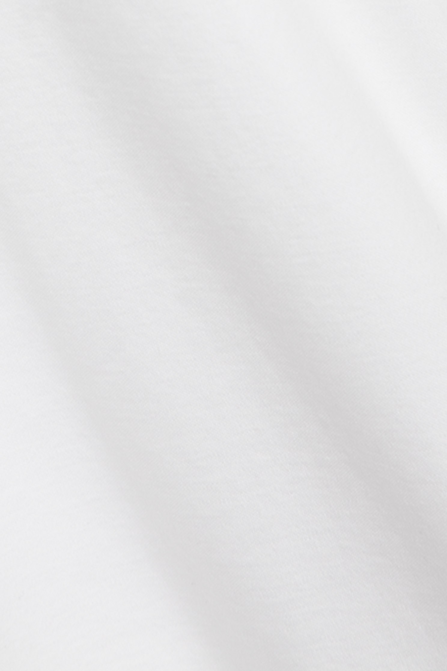 金屬框造型釦T恤,白色 鈕扣,前短後長 開衩,氣質 白色金屬框造型釦T恤,T恤,上衣,春夏穿搭,流行穿搭,純棉,舒適主義
