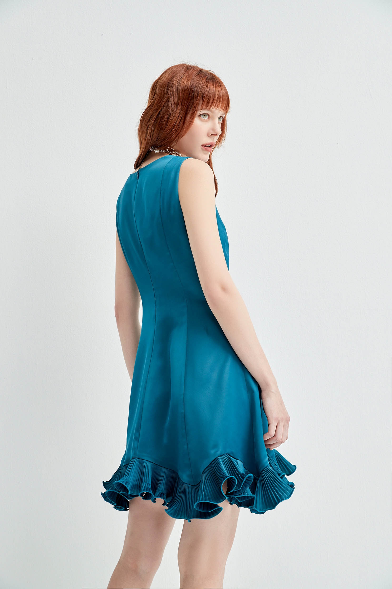緞面寧靜藍短版禮服緞面寧靜藍短版禮服,小禮服,春夏穿搭,洋裝週,禮服,荷葉