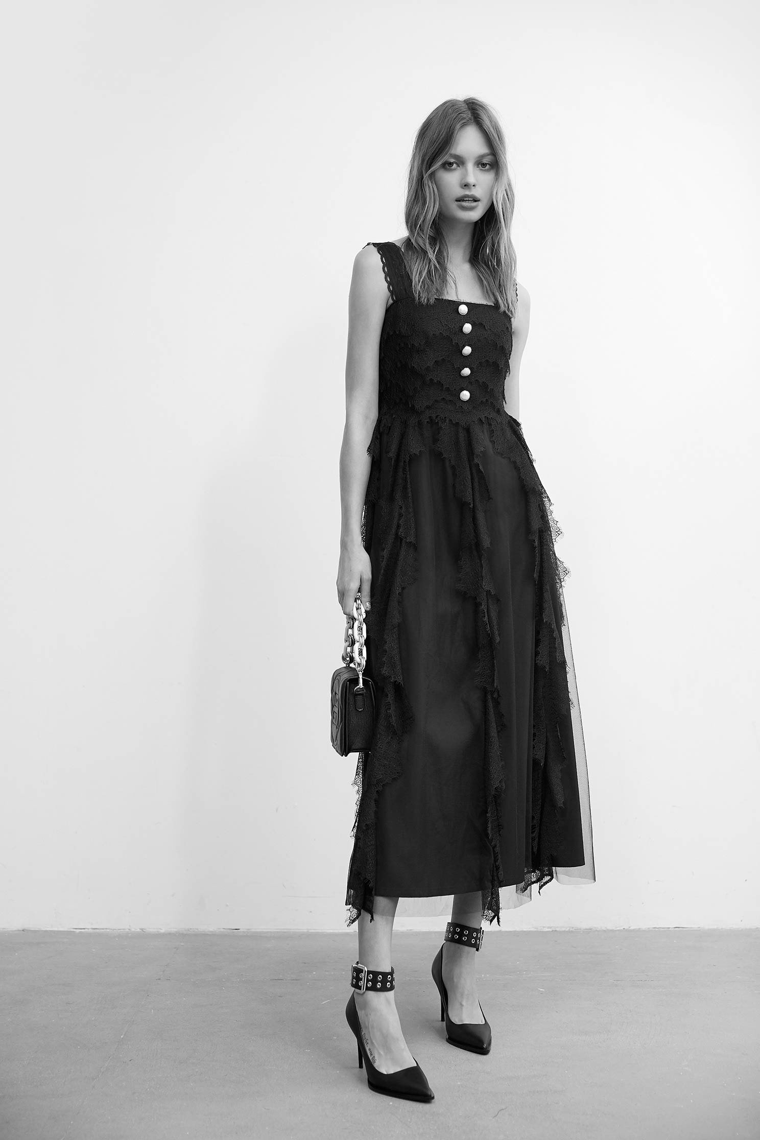 Loose-fitting long dress with strappy lace,Dresses,cocktaildresses,Sleeveless dresses,Evening dresses,Season (AW) Look,Lace,Lace dresses,Black dresses