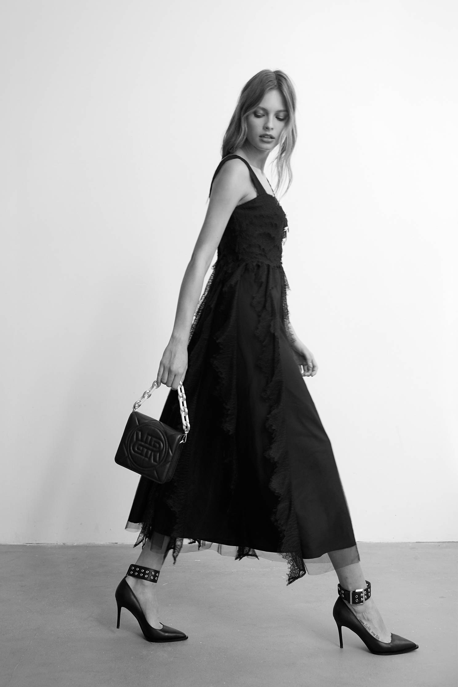 Loose-fitting long dress with strappy lace,Dresses,cocktaildresses,Sleeveless dresses,Evening dresses,Season (AW) Look,Lace,Lace dresses,Black dresses