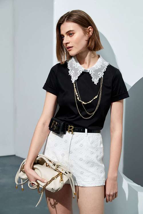 Contrasting lace collar T-shirt