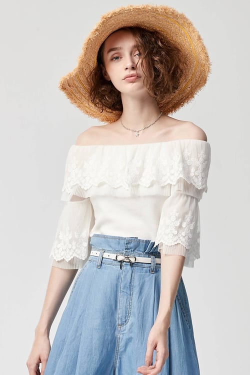One-word lace short-sleeved top