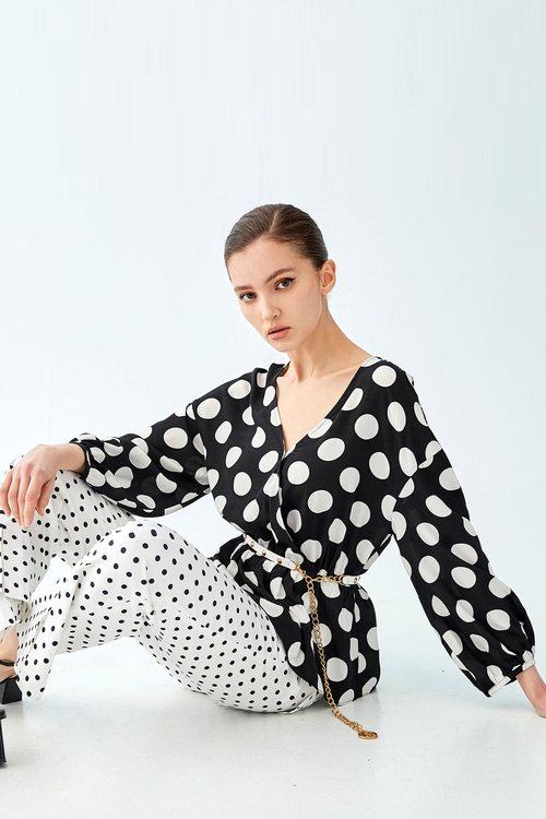Black and white dot top with wrinkled hem