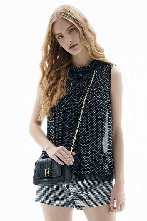 R-shaped embossed small square bag