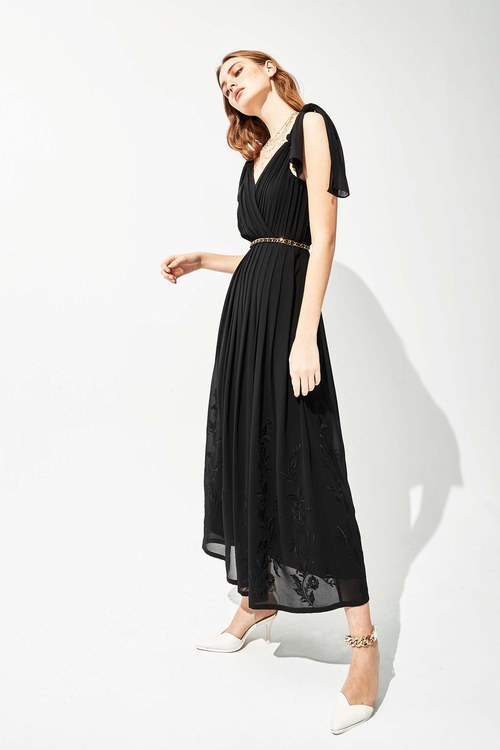 Low-cut floral long dress with embroidery