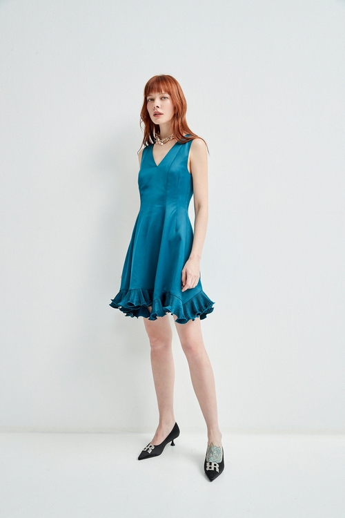 緞面寧靜藍短版禮服,洋裝週