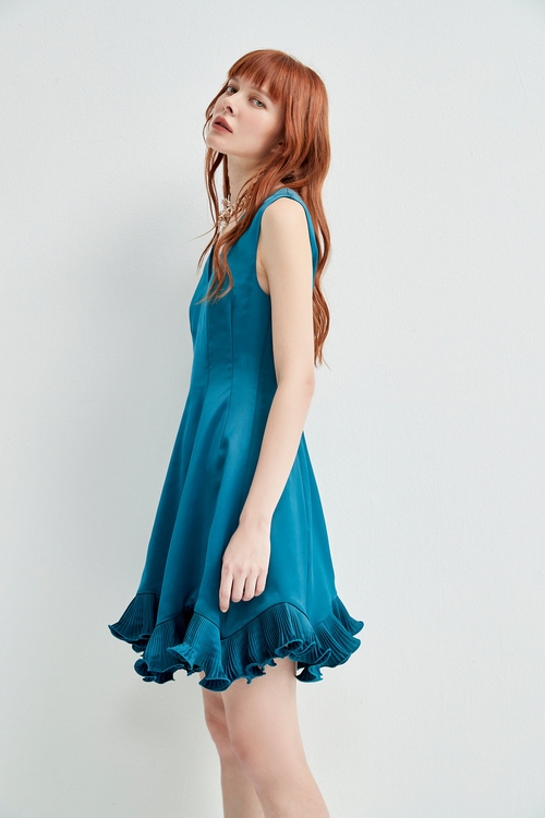 緞面寧靜藍短版禮服,洋裝週