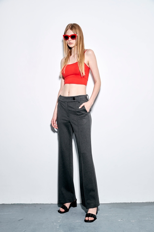 Thin shoulder strap with cups crop tank top